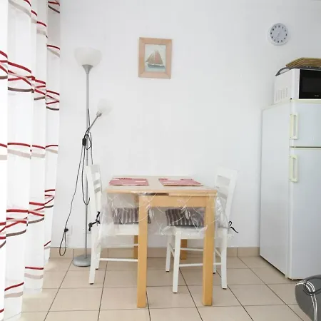 T1 Avec Grande Terrasse, Climatise, Proche Des Thermes, Equipe Lave-vaisselle Et Lave-linge - Fr-1-553-43 דירה *