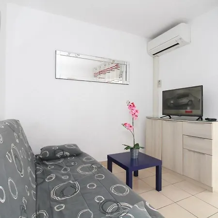 T1 Avec Grande Terrasse, Climatise, Proche Des Thermes, Equipe Lave-vaisselle Et Lave-linge - Fr-1-553-43 *