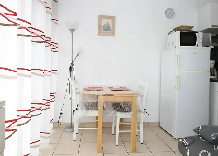 T1 Avec Grande Terrasse, Climatise, Proche Des Thermes, Equipe Lave-vaisselle Et Lave-linge - Fr-1-553-43 Apartmán *