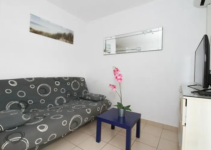 T1 Avec Grande Terrasse, Climatise, Proche Des Thermes, Equipe Lave-vaisselle Et Lave-linge - Fr-1-553-43 Apartmán
