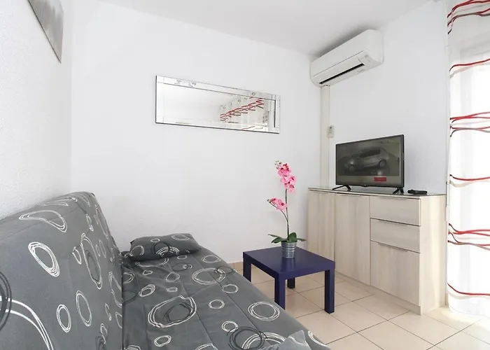 T1 Avec Grande Terrasse, Climatise, Proche Des Thermes, Equipe Lave-vaisselle Et Lave-linge - Fr-1-553-43 *